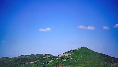 蓝天白云高山寺庙延时摄影视频的预览图